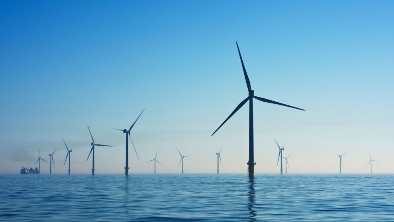 Img_OffshoreWindFarmWithBoat